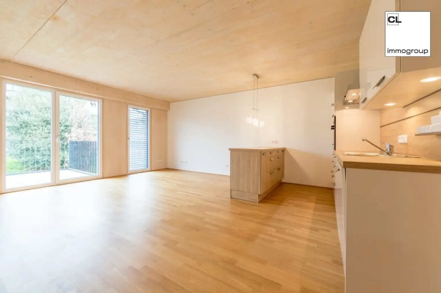 Sonnendurchfluteter Wohnraum mit Zugang auf Terrasse
