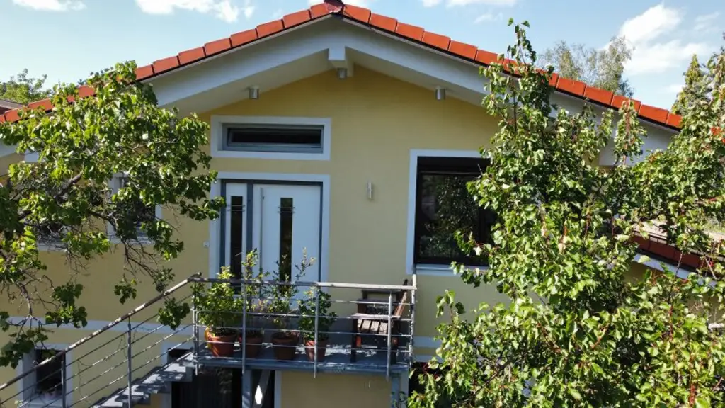 Dachgeschosswohnung in Ruhelage mit traumhaftem Grünblick, eigenem Garten und Garage