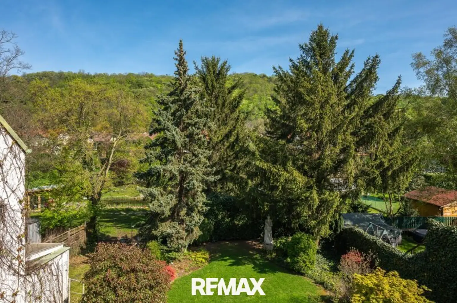 Blick ins Grüne vom Balkon (OG 1)