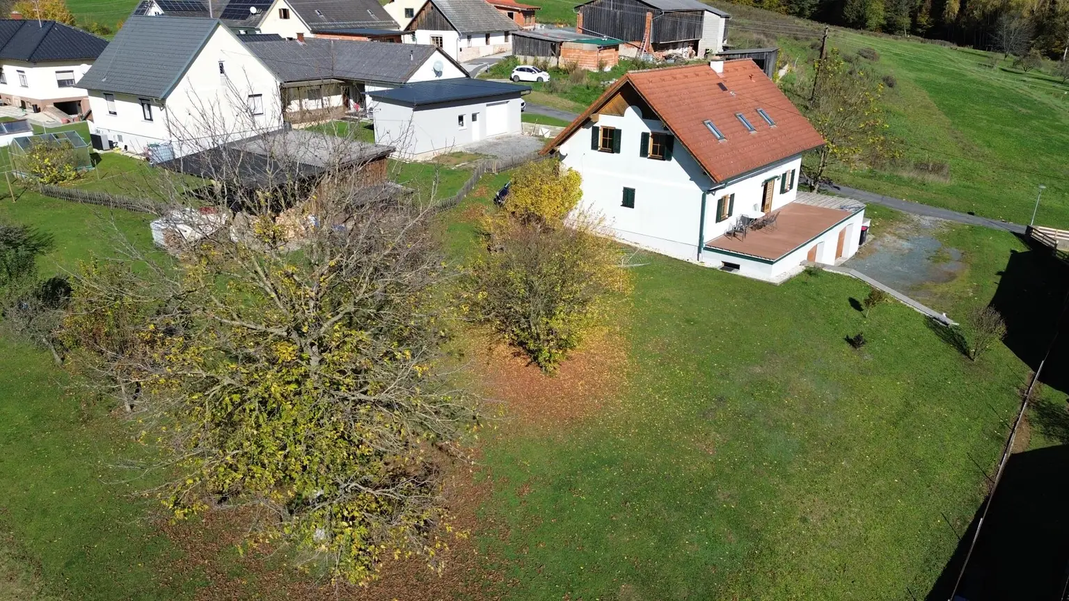 Bezugsfertiges Fertigteilhaus auf einem sonnigen Grundstück