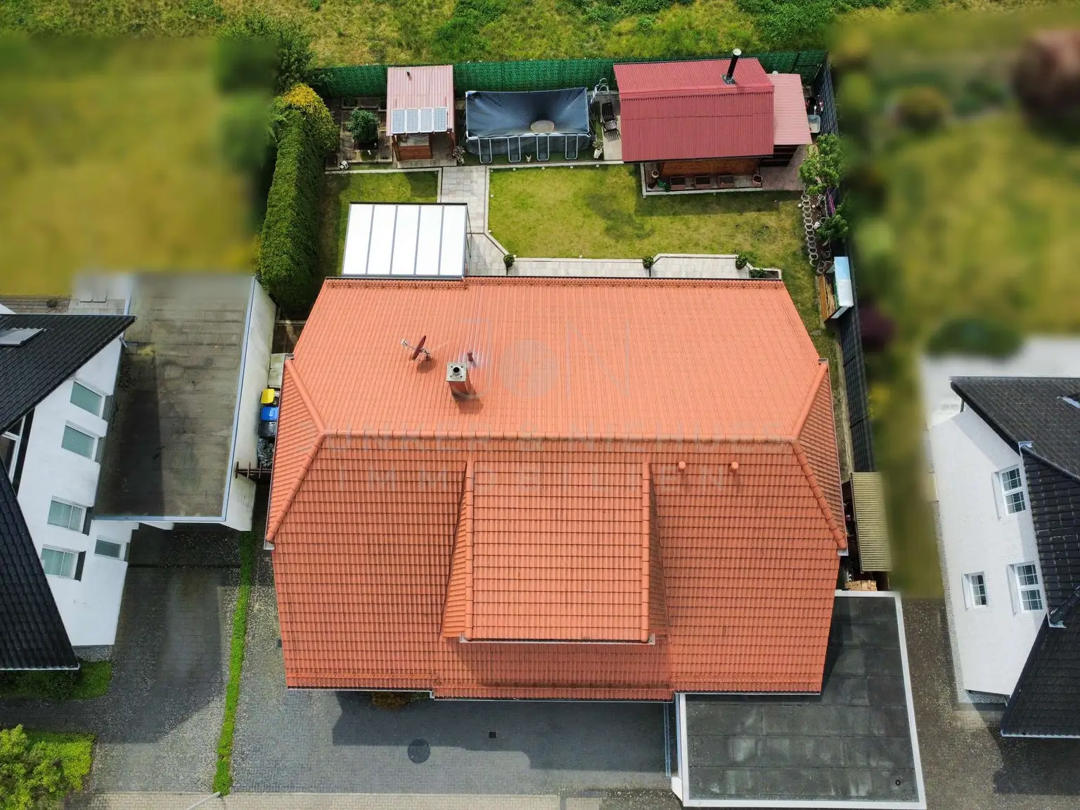 Hausansicht mit Garten