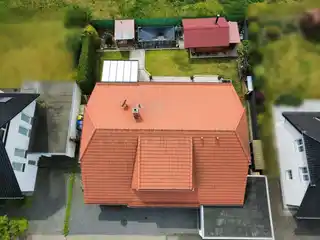 Hausansicht mit Garten