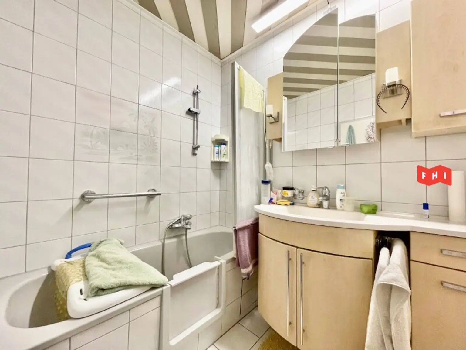 Südwestseitige 3 Zimmer Eigentumswohnung mit Loggia, Klimaanlage, Autoabstellplatz & PV-Balkonkraftwerk.