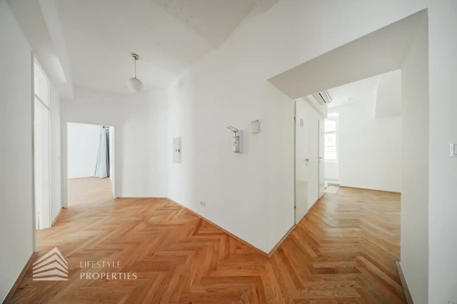 Geräumiges 5-Zimmer Altbau Büro in Toplage