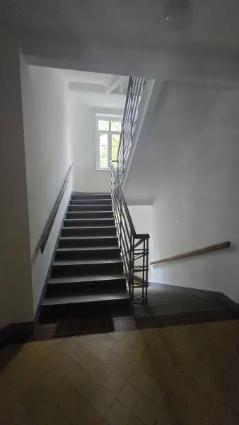 2-Zimmer-Wohnung in brauchbarem Zustand (Sanierungsbedarf!) - Balkon+Hofausrichtung - 3.Stock OHNE Lift