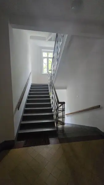 2-Zimmer-Wohnung in brauchbarem Zustand (Sanierungsbedarf!) - Balkon+Hofausrichtung - 3.Stock OHNE Lift