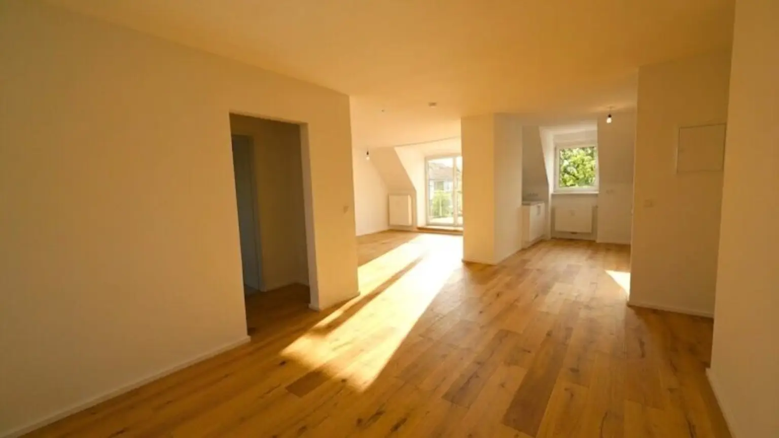 Blick vom Esszimmer ins Wohnzimmer