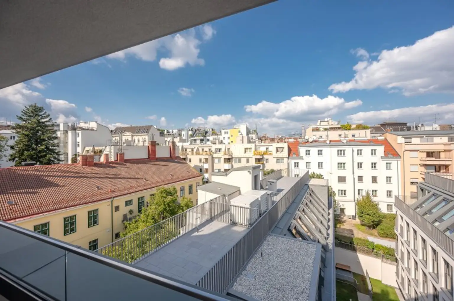 ++MOLLARD 50++ Stylish 3-room Apartment in Prime City Location (1/25)