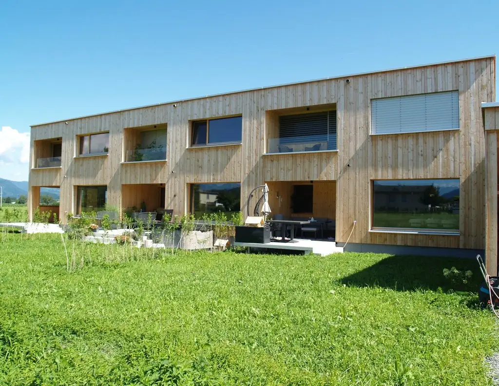 NEU - Feldkirch Gisingen Guldenäcker - Vollholz Reihenhaus mit 5 Zimmer, Garten und Carport, Top Lage