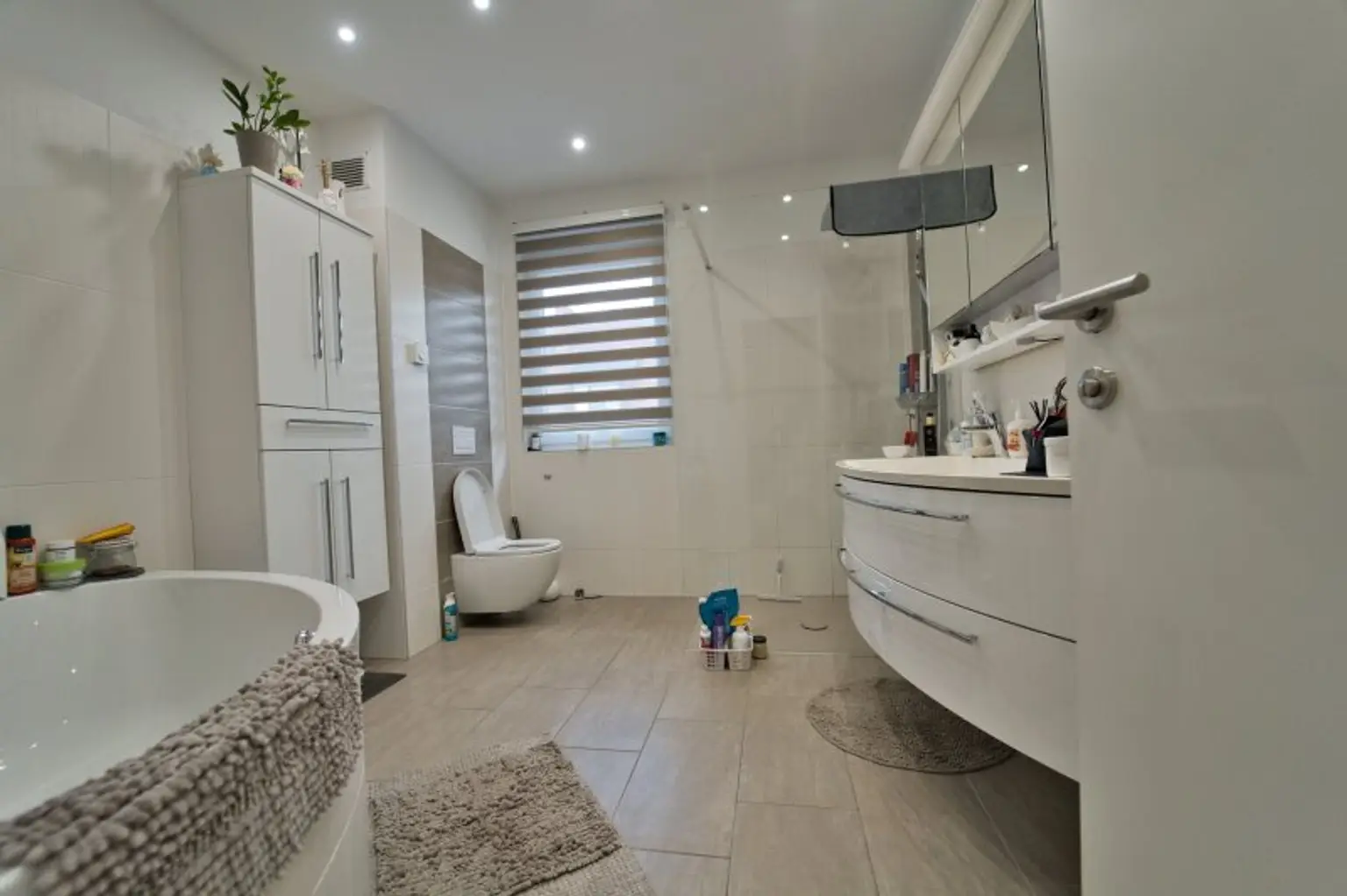 Badezimmer mit Badewanne und Dusche