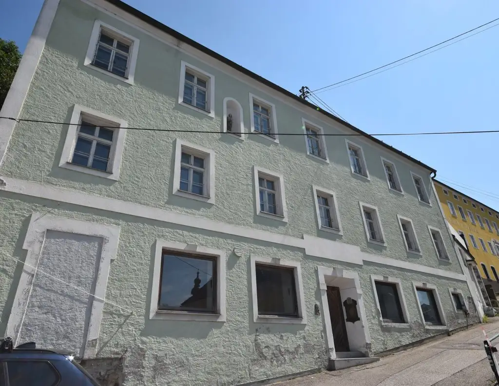 "HOCHBURG-ACH - Geschichtsträchtiges Jahrhundertwendehaus mit Blick auf die Altstadt von Burghausen"