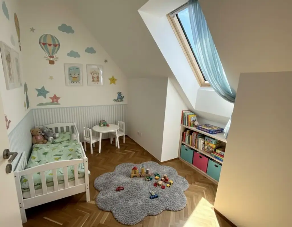 Attraktive Dachgeschoss-Wohnung in erstklassiger Lage der Josefstadt / Attractive attic flat in a first class location in Josefstadt