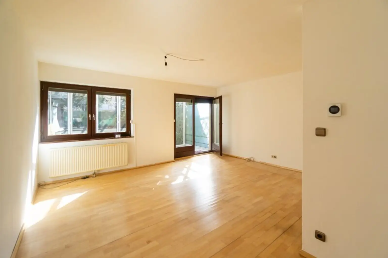 Wohnzimmer mit Gartenausgang