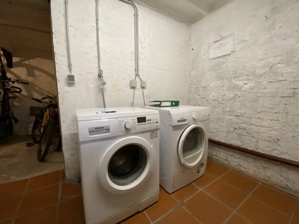 Wunderschöne 2 Zimmer Wohnung in ruhiger Seitenstraße zur Krottenbachstraße im 4. Liftstock