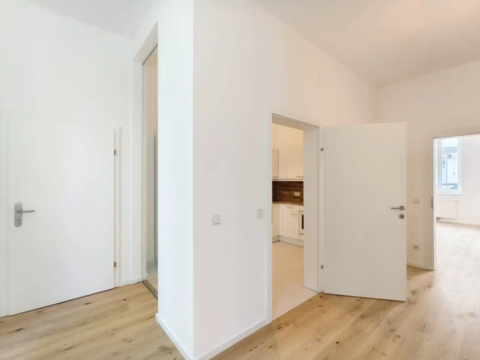 Vorraum mit Blick in die separate Küche und ins Wohn-/Esszimmer