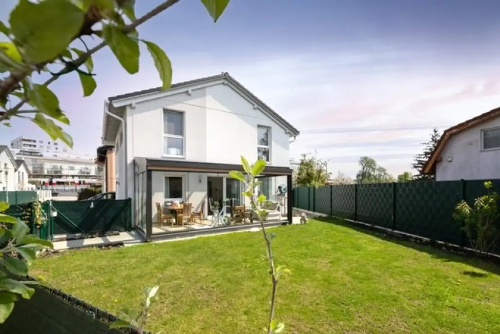 Ruhiges Familienparadies in TOP-LAGE mit Wintergarten, 2 Stellplätzen & Glasfaser – Bezugsfertig!