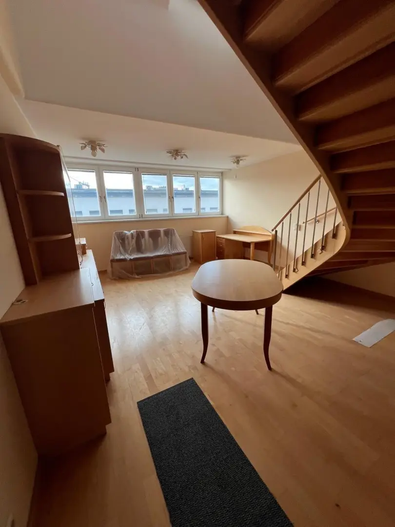 Wohnzimmer mit Stiegenaufgang