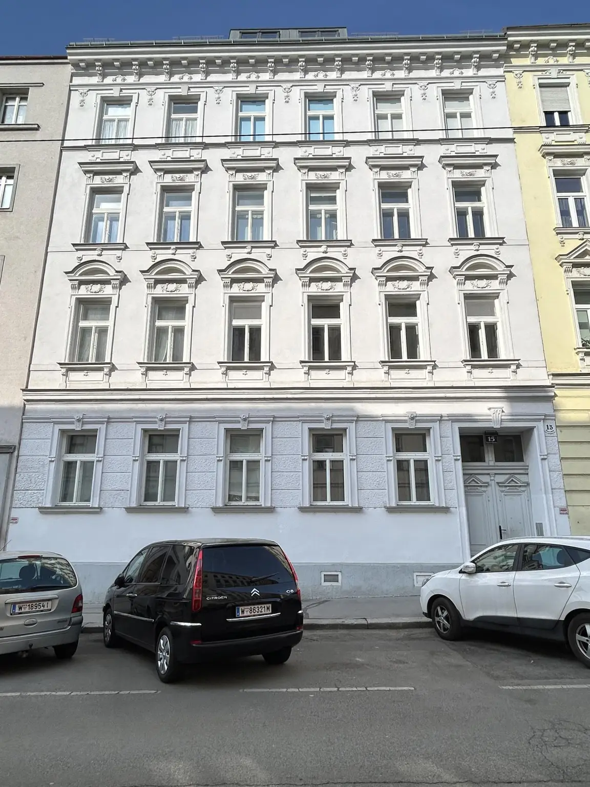 Wohnhaus straßenseitig