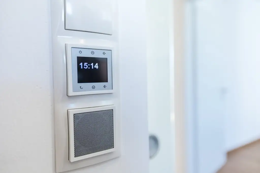 5. STOCK MIT LIFT I DAN KÜCHE I MODERN SANIERT I BADEWANNE I WG TAUGLICH I HAUSTIERE WILLKOMMEN I SEHR HELL I ZENTRALE LAGE BEI HAUPTBAHNHOF I PROJEKT WOHNEN