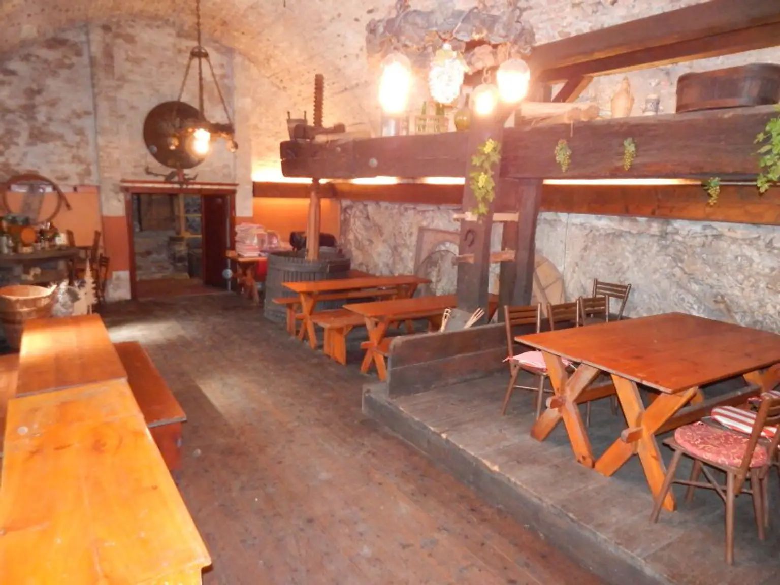 Historisches Gebäude mit großen Weinkeller mit Gewölbe im Zentrum von Perchtoldsdorf