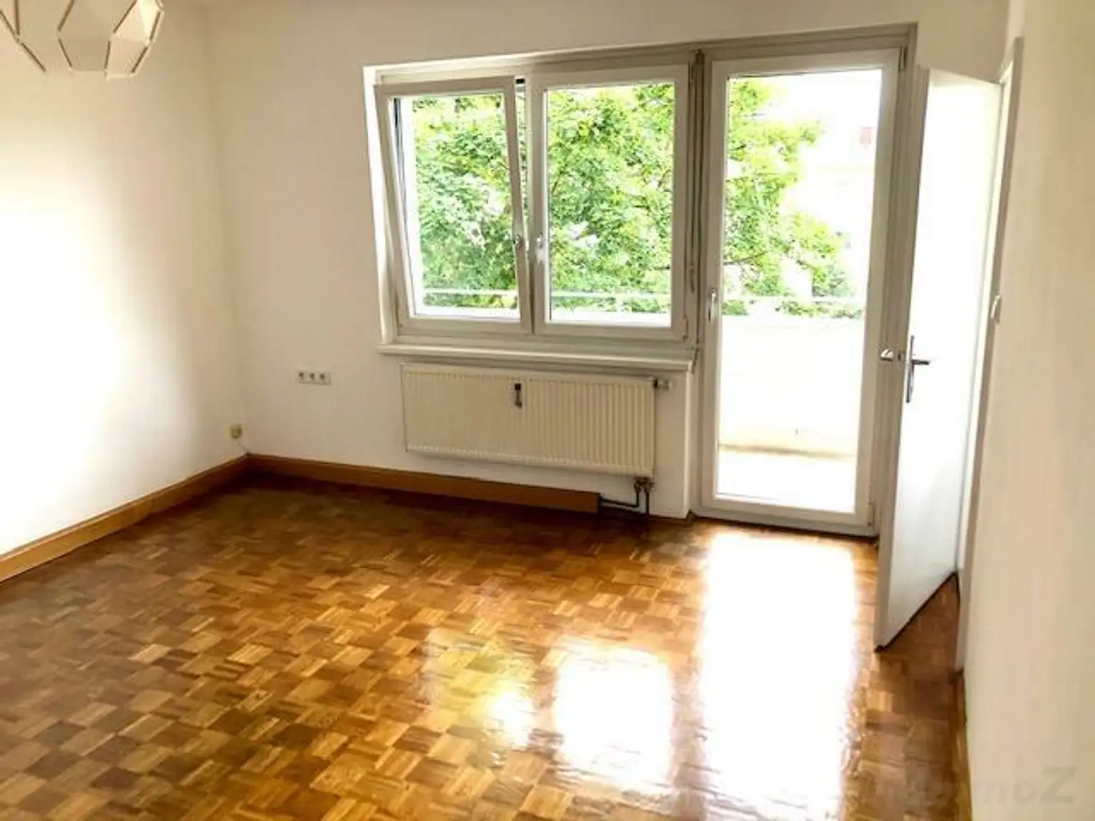 Wohn-Schlafzimmer mit Ausgang auf den Balkon