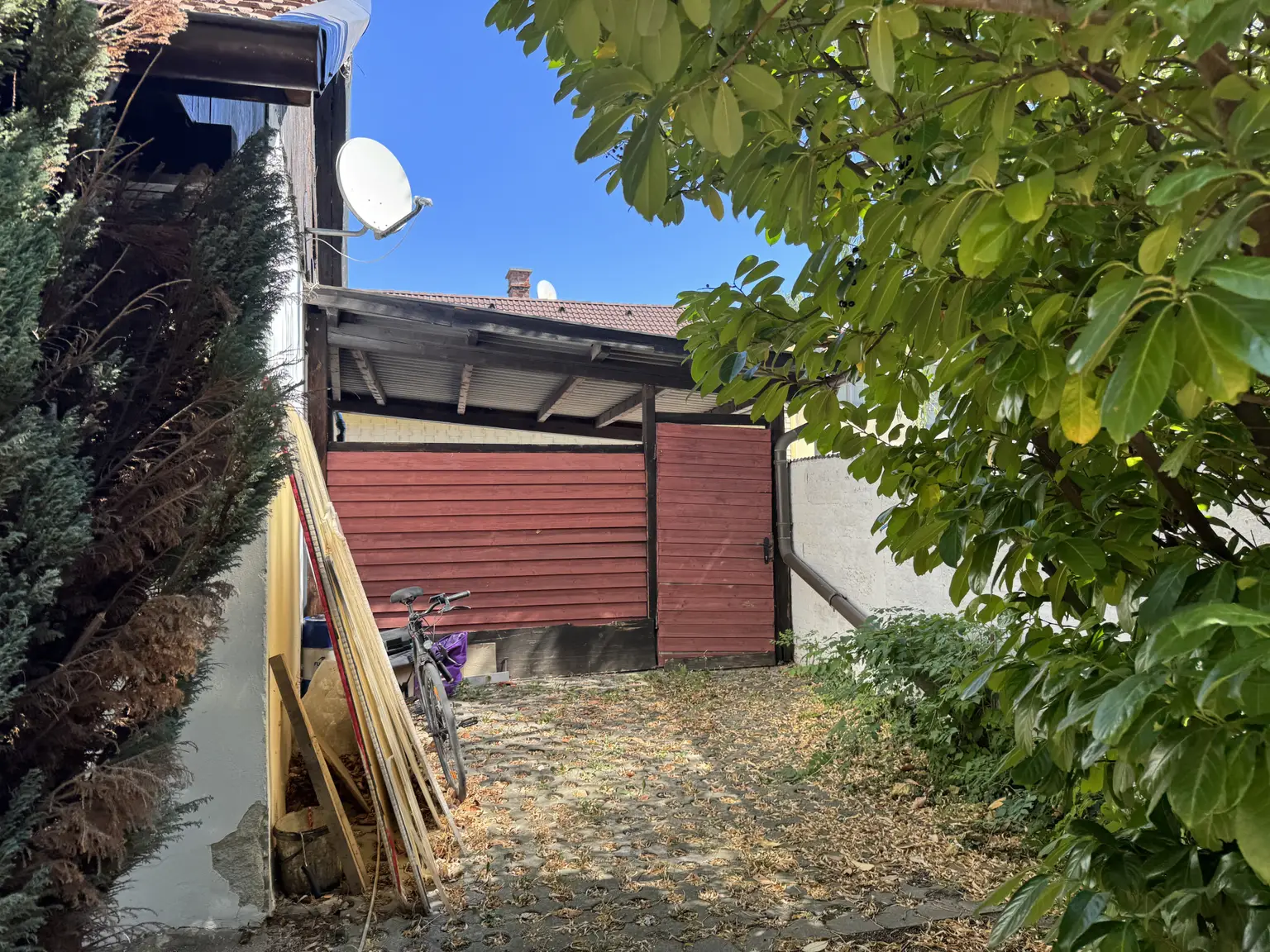 zusätzlicher Stauraum für Gartengeräte hinter dem Haus