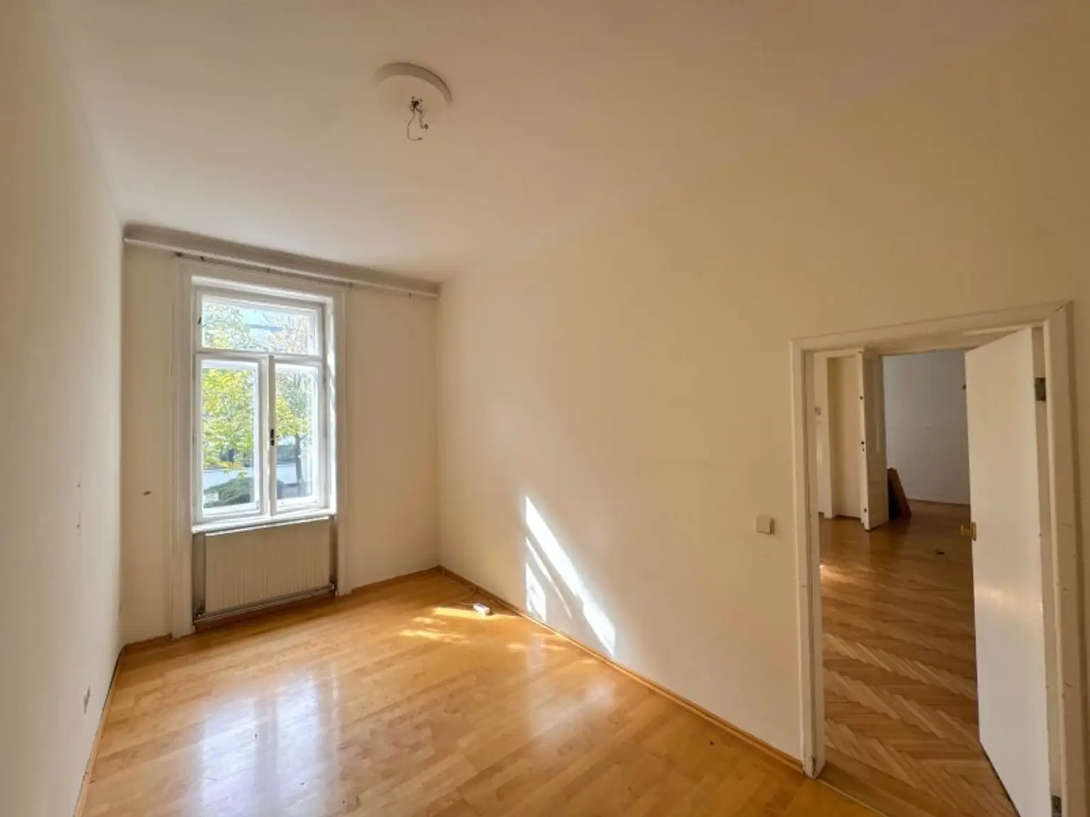 Exklusives Altbaujuwel in Gersthof – Sanierungsbedürftige 3,5-Zimmer-Wohnung mit Balkon in Zinsvilla