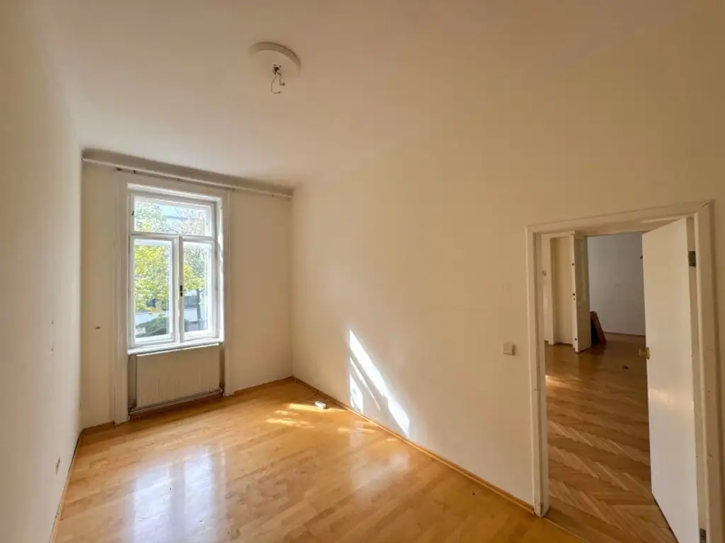 Exklusives Altbaujuwel in Gersthof – Sanierungsbedürftige 3,5-Zimmer-Wohnung mit Balkon in Zinsvilla