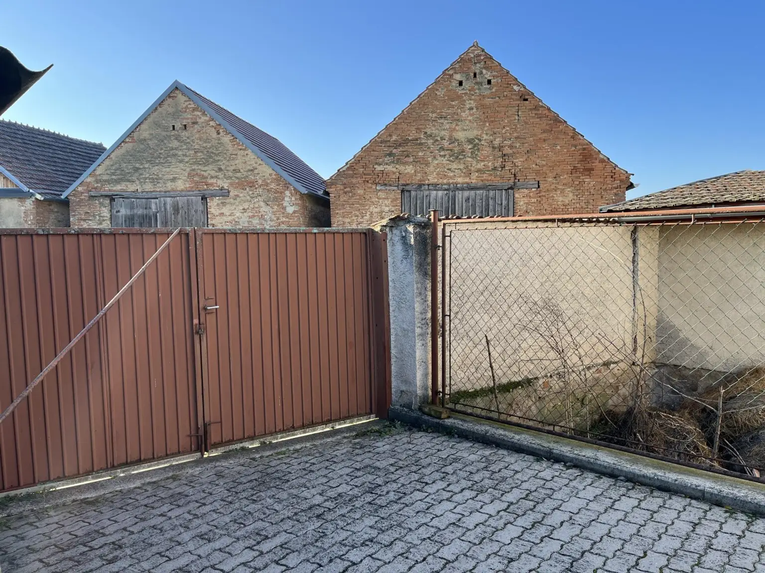 rückseitige Einfahrt