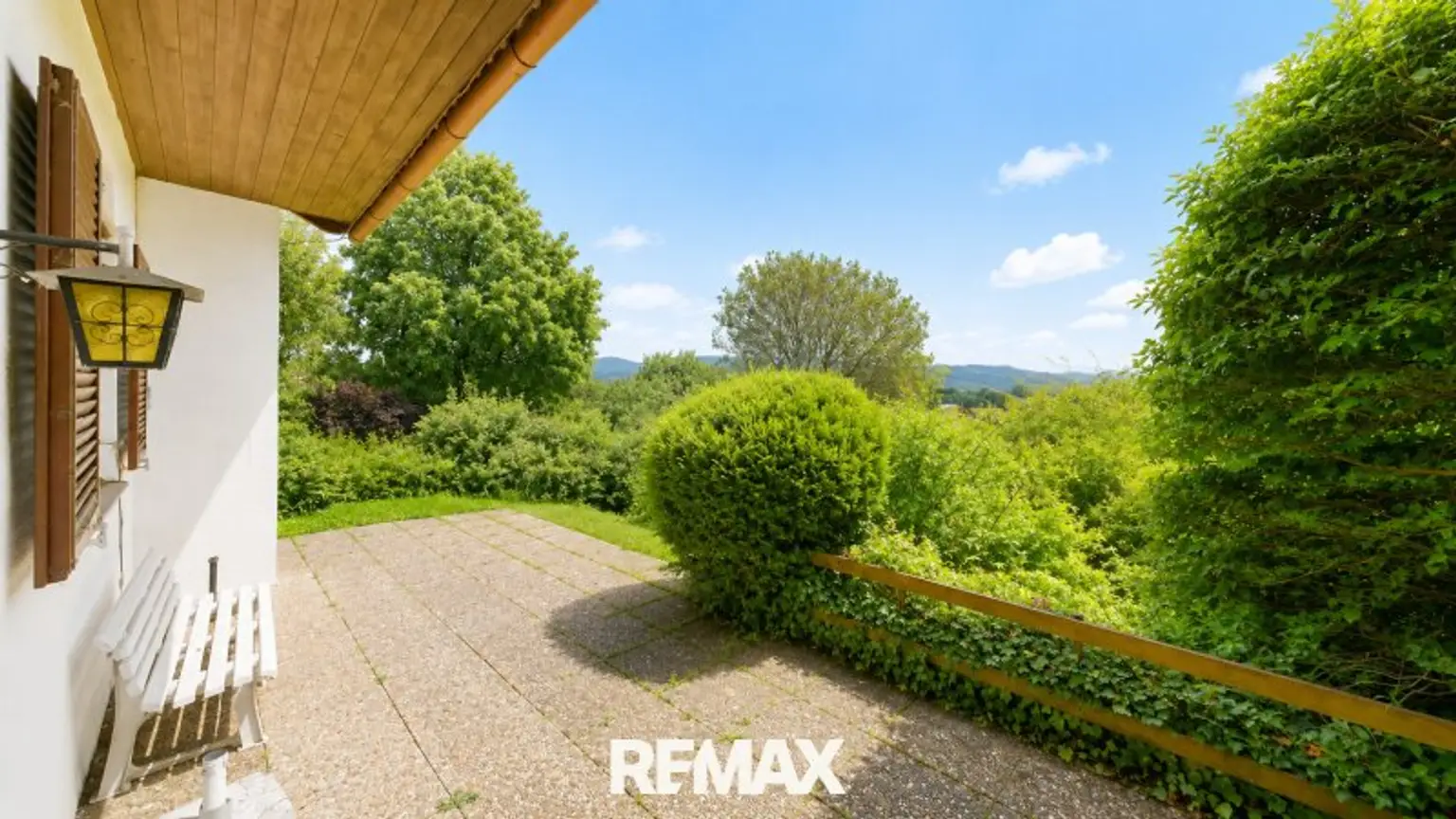 Terrasse vor Wohnzimmer mit Traumblick und uneinsehbar, absolute Privatsphäre