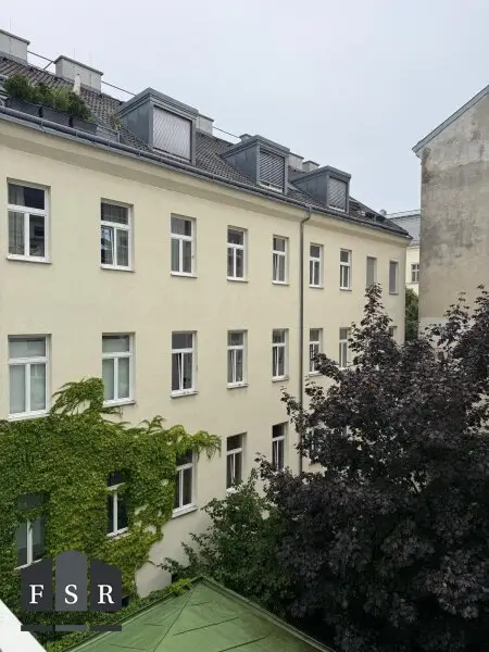 Alles da - Moderne und elegante Altbauwohnung mit Balkon in bester Lage + 1x Garagenplatz und Einbauküche im Preis inkludiert