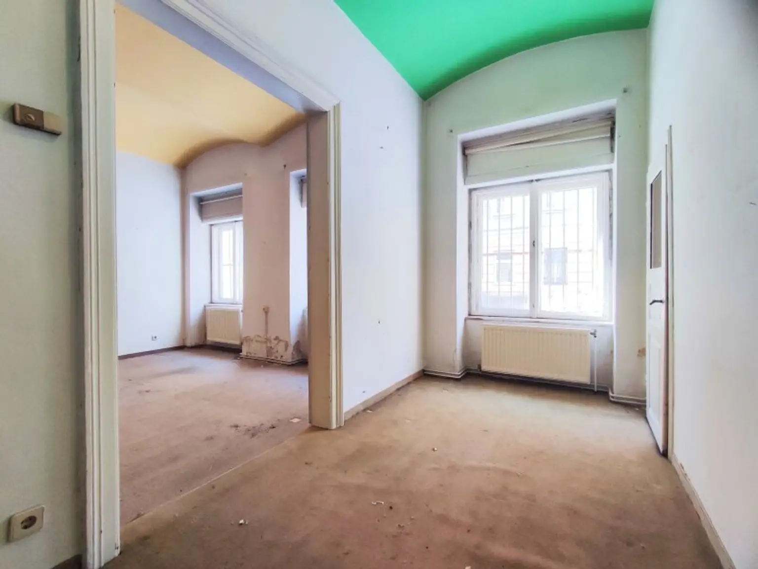 SÜDSEITIG :  Stilaltbau beim Walter-Beck-Platz