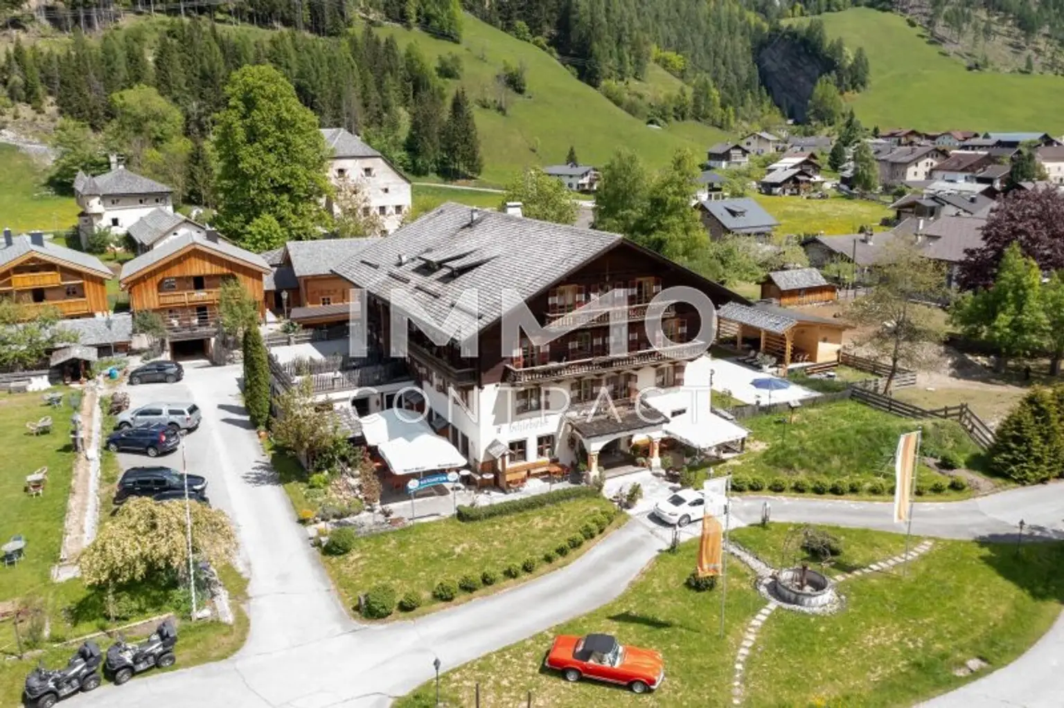 Hotel-Ensemble mit Luxus-Chalets