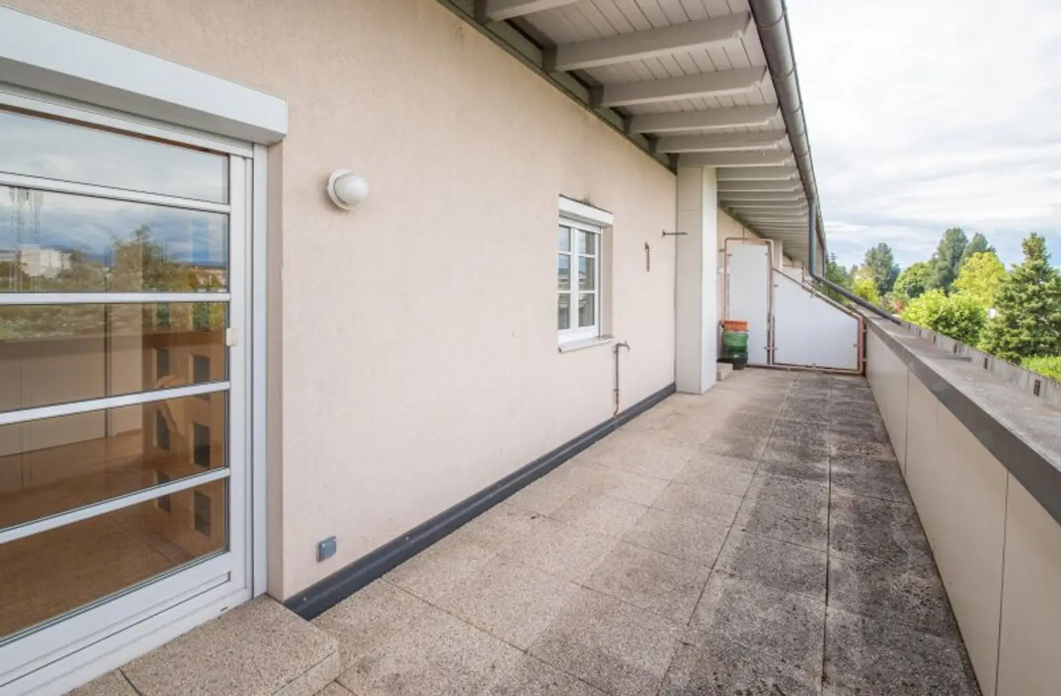 *** Wohnen in Waidmannsdorf *** Großzügige Vierzimmermaisonettewohnung mit Vorgarten & 3 Terrassen