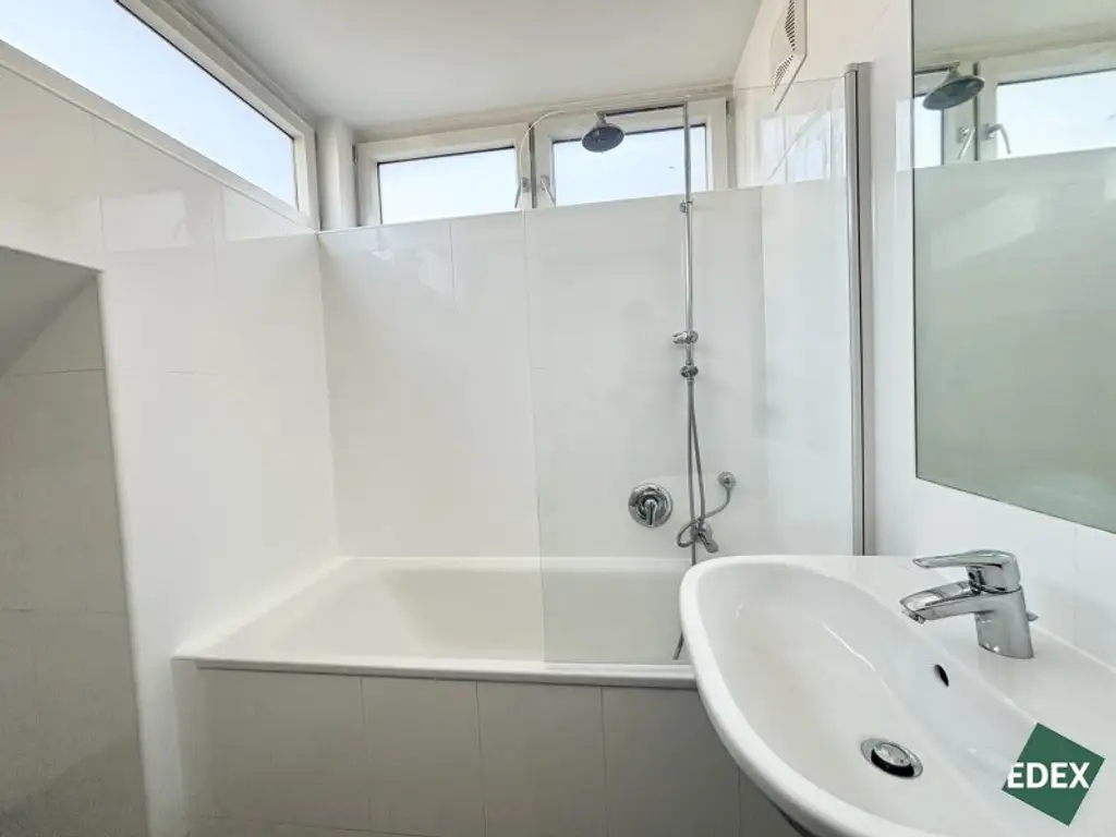 Charmante 2-Zimmer-Dachgeschosswohnung mit Süd-Terrasse und Kühlung nähe Arenbergpark