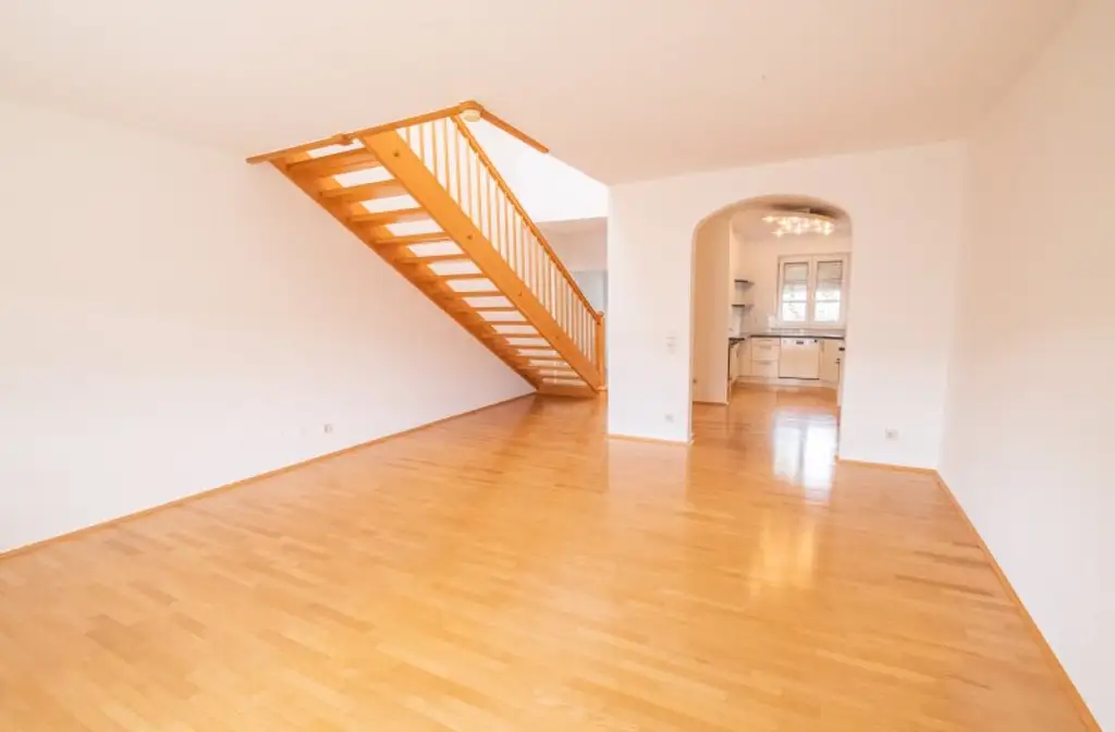 *** Wohnen in Waidmannsdorf *** Großzügige Vierzimmermaisonettewohnung mit Vorgarten & 3 Terrassen