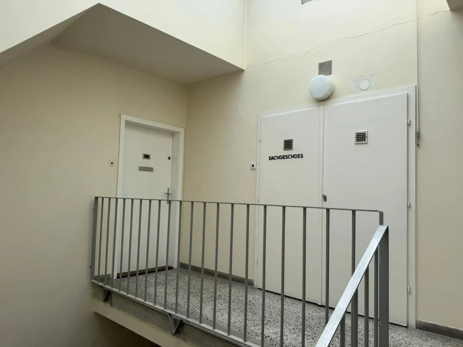 Top sanierte Dachgeschosswohnung in 1180 Wien – ideal für Singles & Paare