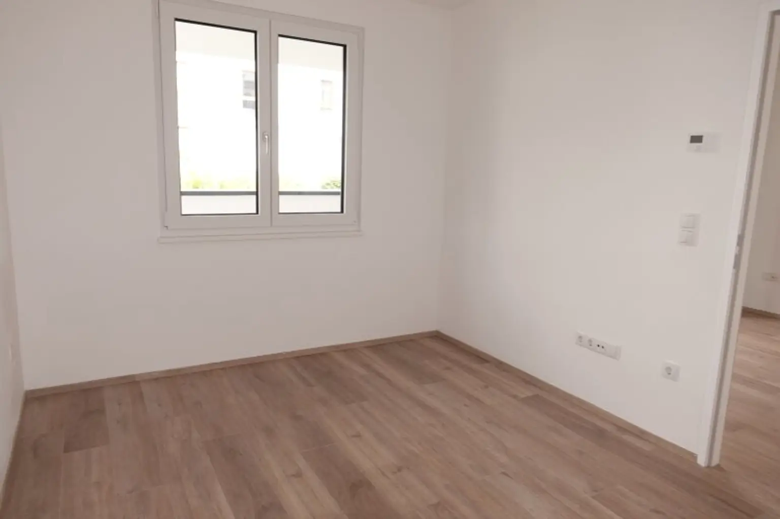 Zweitbezug, HOFSEITIGE BALKON-2 Zimmer-Neubauwohnung