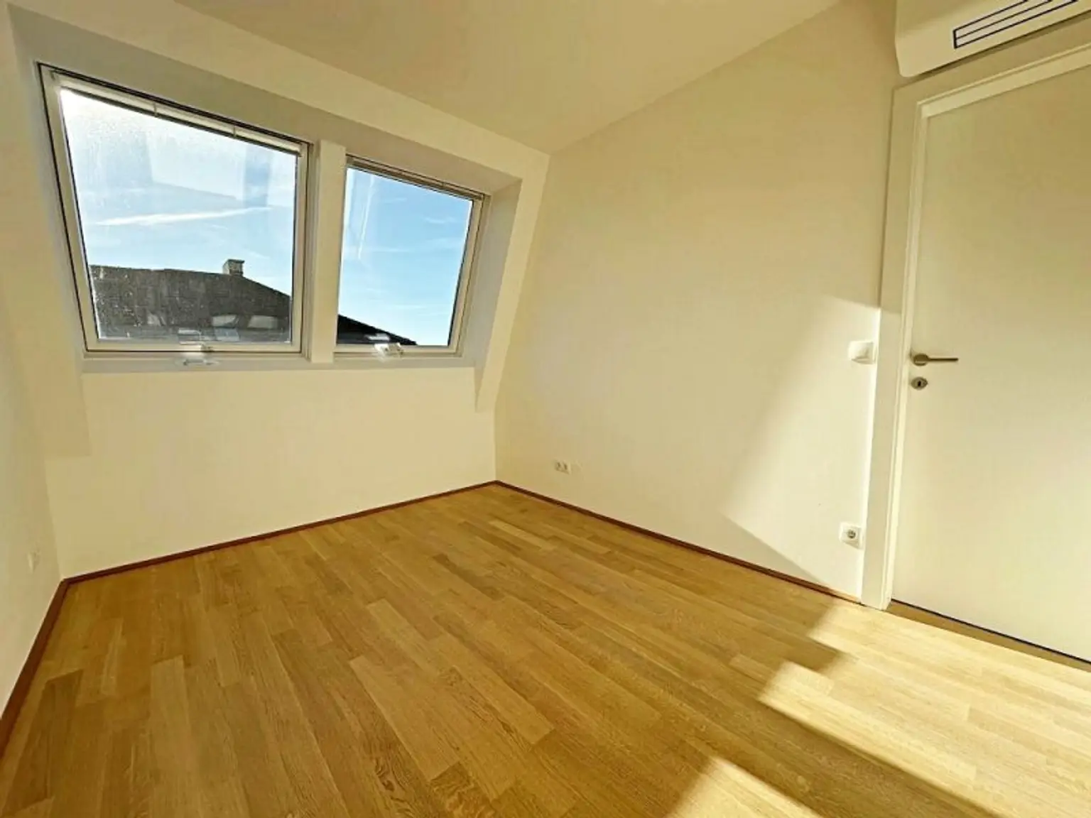 ERSTBEZUG, AUGARTEN-NÄHE, klimatisiertes 44 m2 Dachgeschoss, 2 Zimmer, Komplettküche, Duschbad, Parketten, Brigittenauer Lände