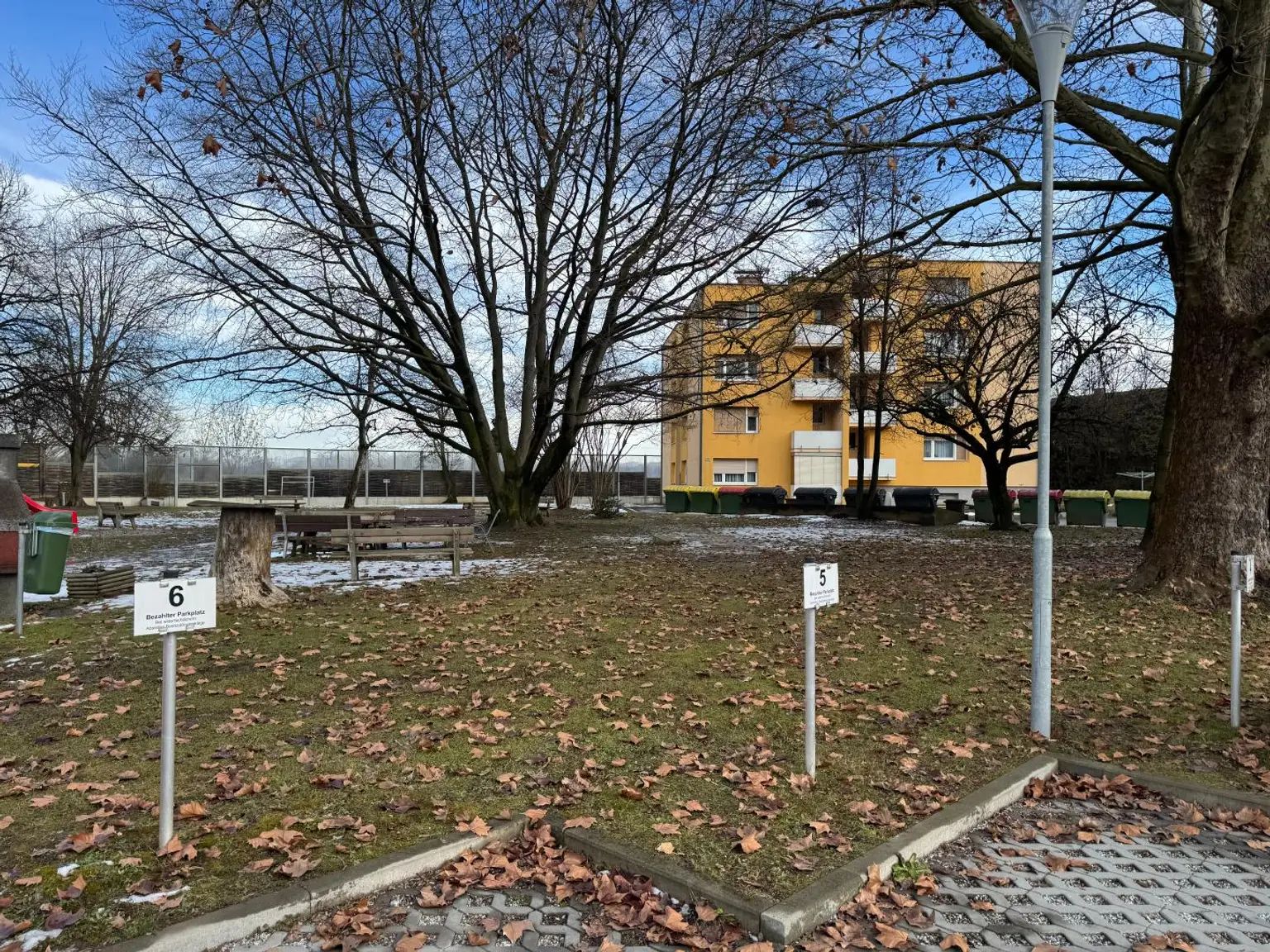 Hof mit zugewiesenen Parkplätzen