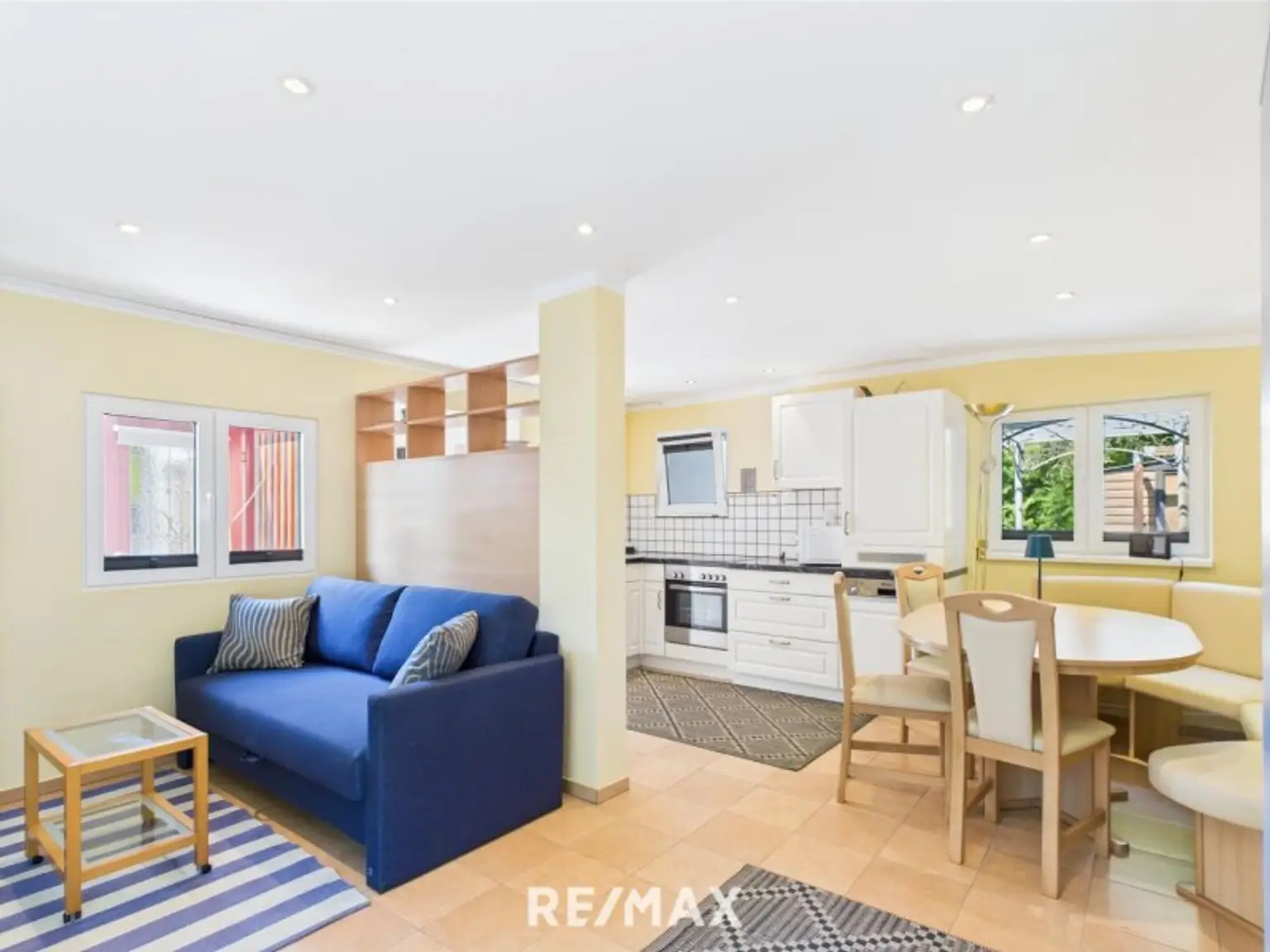 Offener Wohnessbereich mit Schlafgelenheit