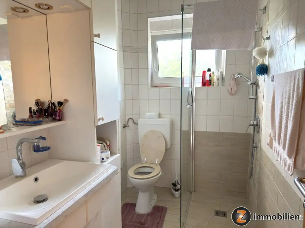 Unterkellertes Einfamilienhaus mit Garage und Obstbaumbestand