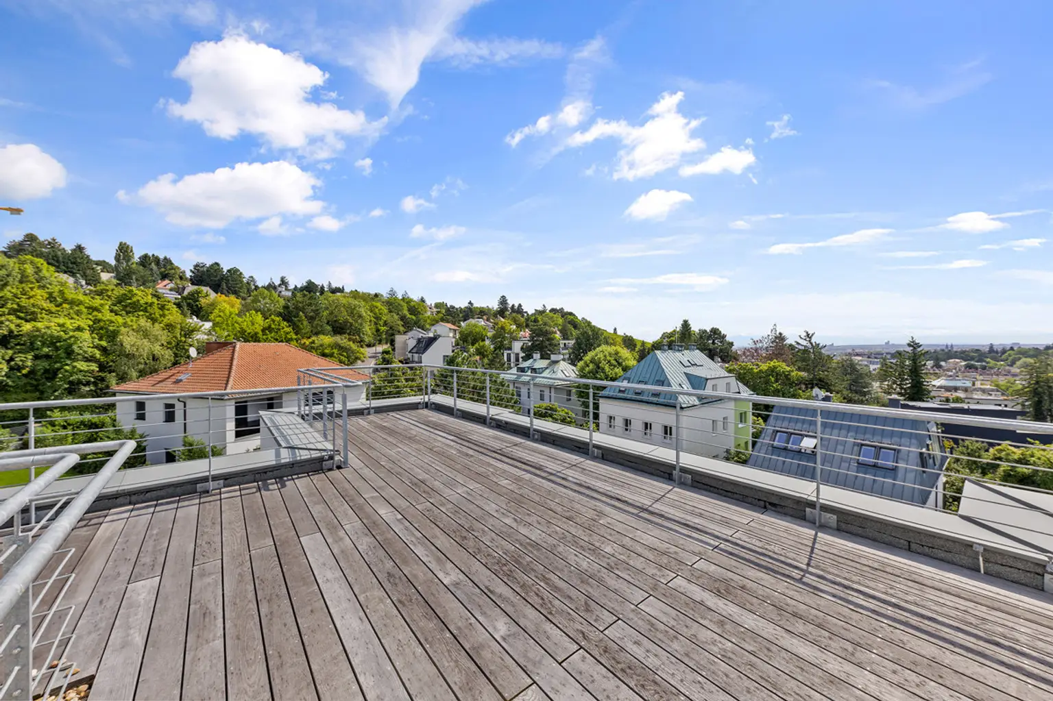 DG-Wohnung mit atemberaubender Dachterrasse in absoluter Grünruhelage