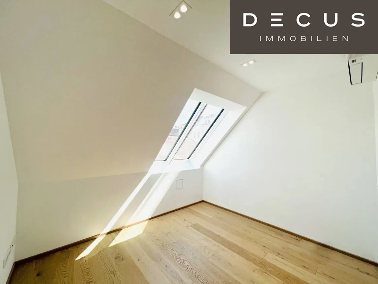 RESIDIEREN AM STADTPARK | ELEGANTE DACHGESCHOSSWOHNUNG | RUHIGE HOFSEITIGE 12 m2 TERRASSE | 4 ZIMMER | 2 BÄDER