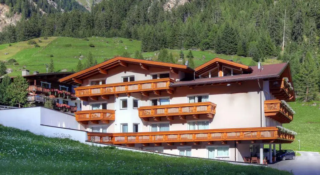 Alpine Eleganz – Stilvolles Apartment mit Service in Sölden!