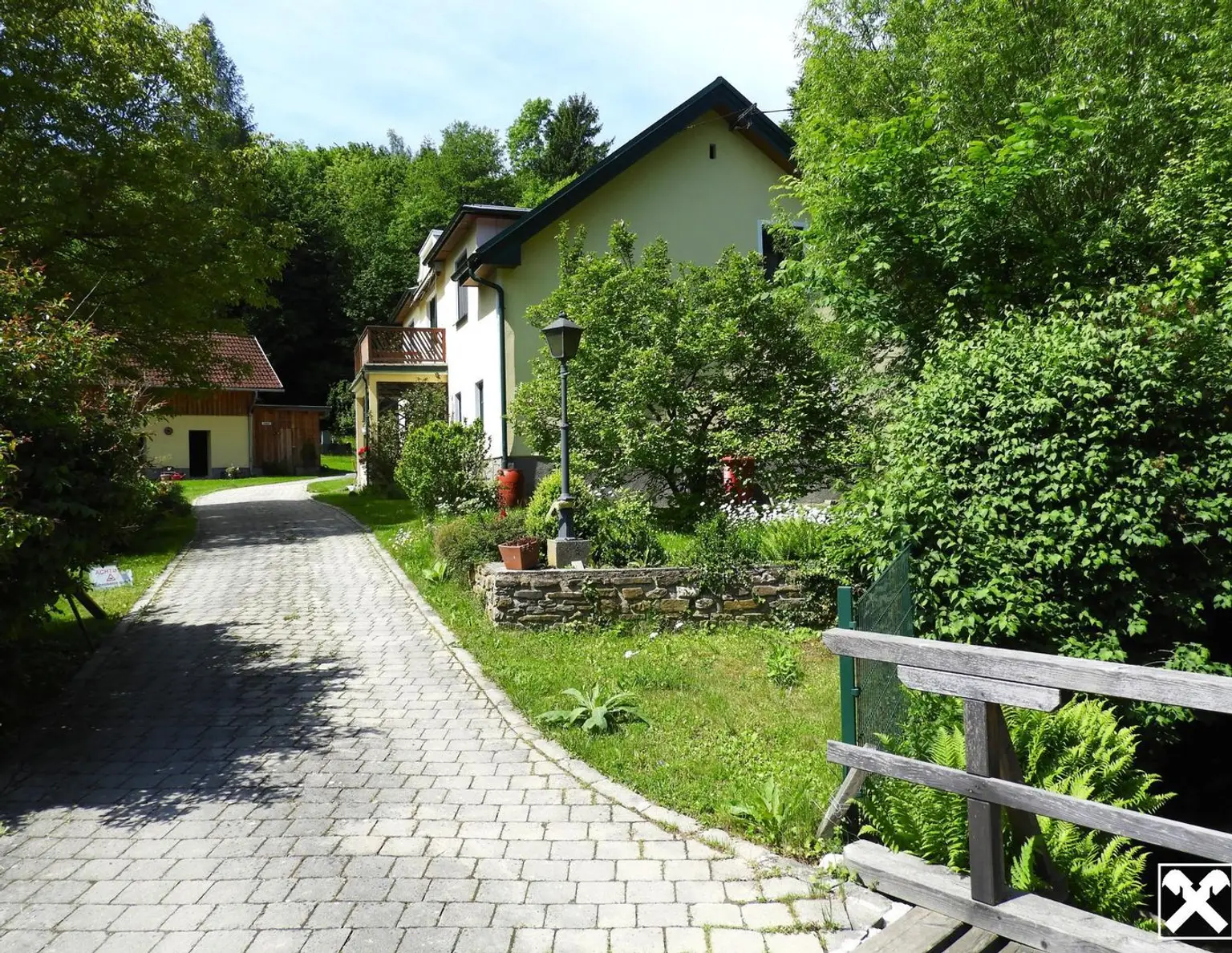 Landwirtschaftliches Anwesen mit angeschlossenem Wald und Agrarflächen