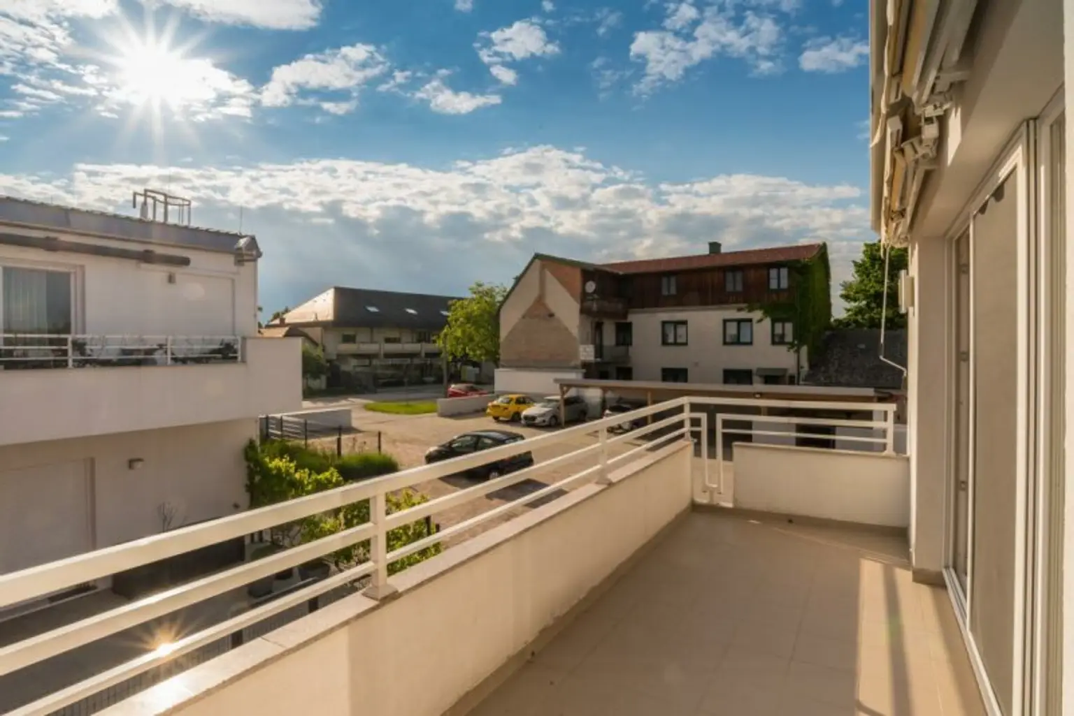 Schöne 3 Zimmerwohnung mit Balkon und 2 PKW Stellplätzen