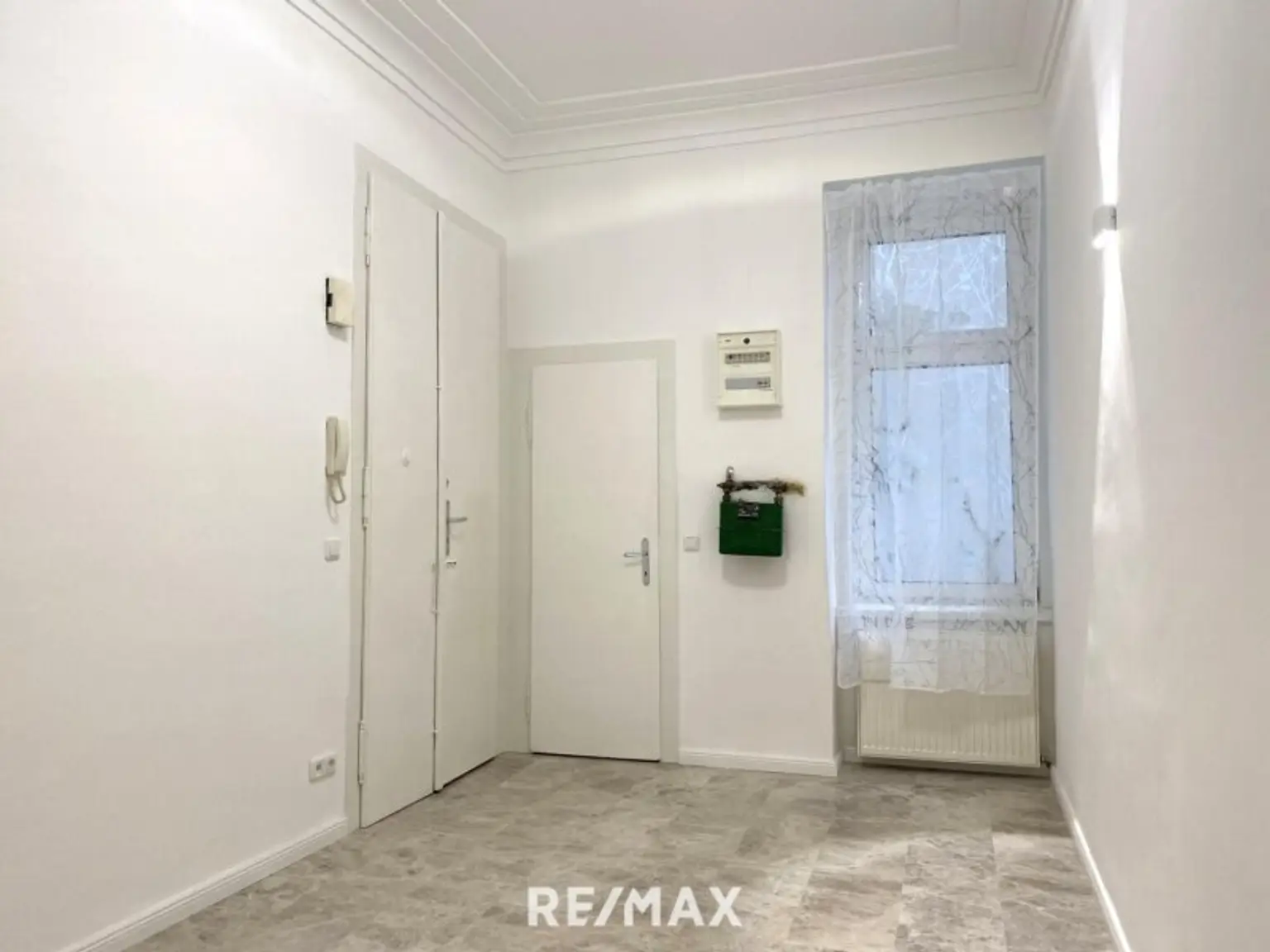 Erstbezug nach Sanierung - Altbau-Flair in AKH/U6-Nähe!