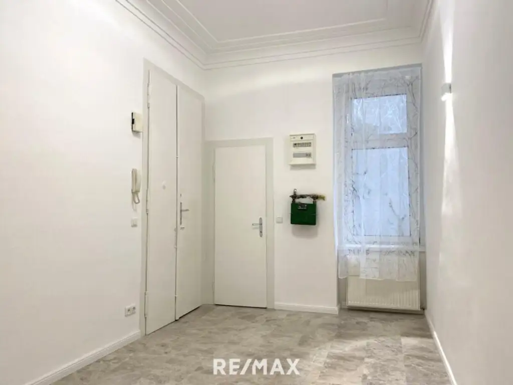 Erstbezug nach Sanierung - Altbau-Flair in AKH/U6-Nähe!