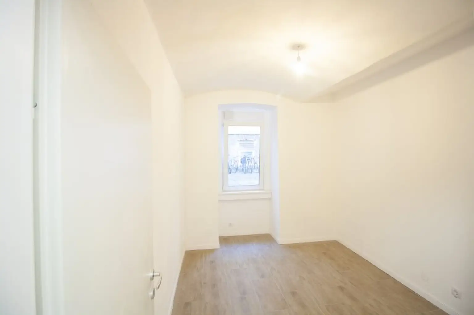 URBAN-HIDEAWAY: Teilrenovierte Souterrain - Werkstatt in Hoflage mit Gewölbedecke – Nähe Meiselmarkt